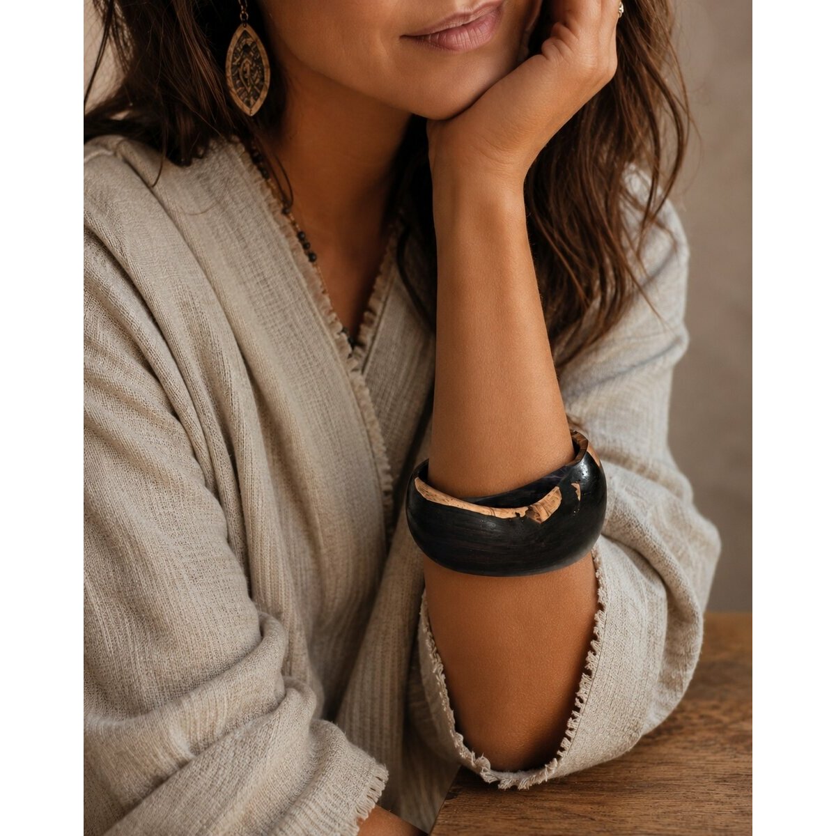 Bracelet &Eacute;b&egrave;ne Massif Bord Brut � Manchette Bois Noir Sculpt&eacute;e Main