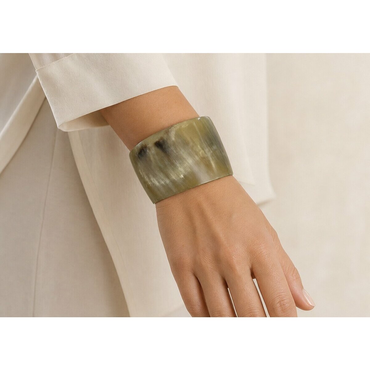 Manchette en Corne Naturelle Translucide � Bracelet Fum&eacute; Fait Main