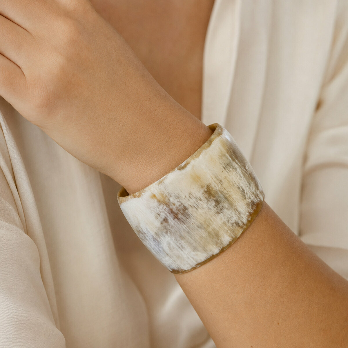 Manchette en Corne Blonde Naturelle � Bracelet Miel Marbr&eacute; Fait Main