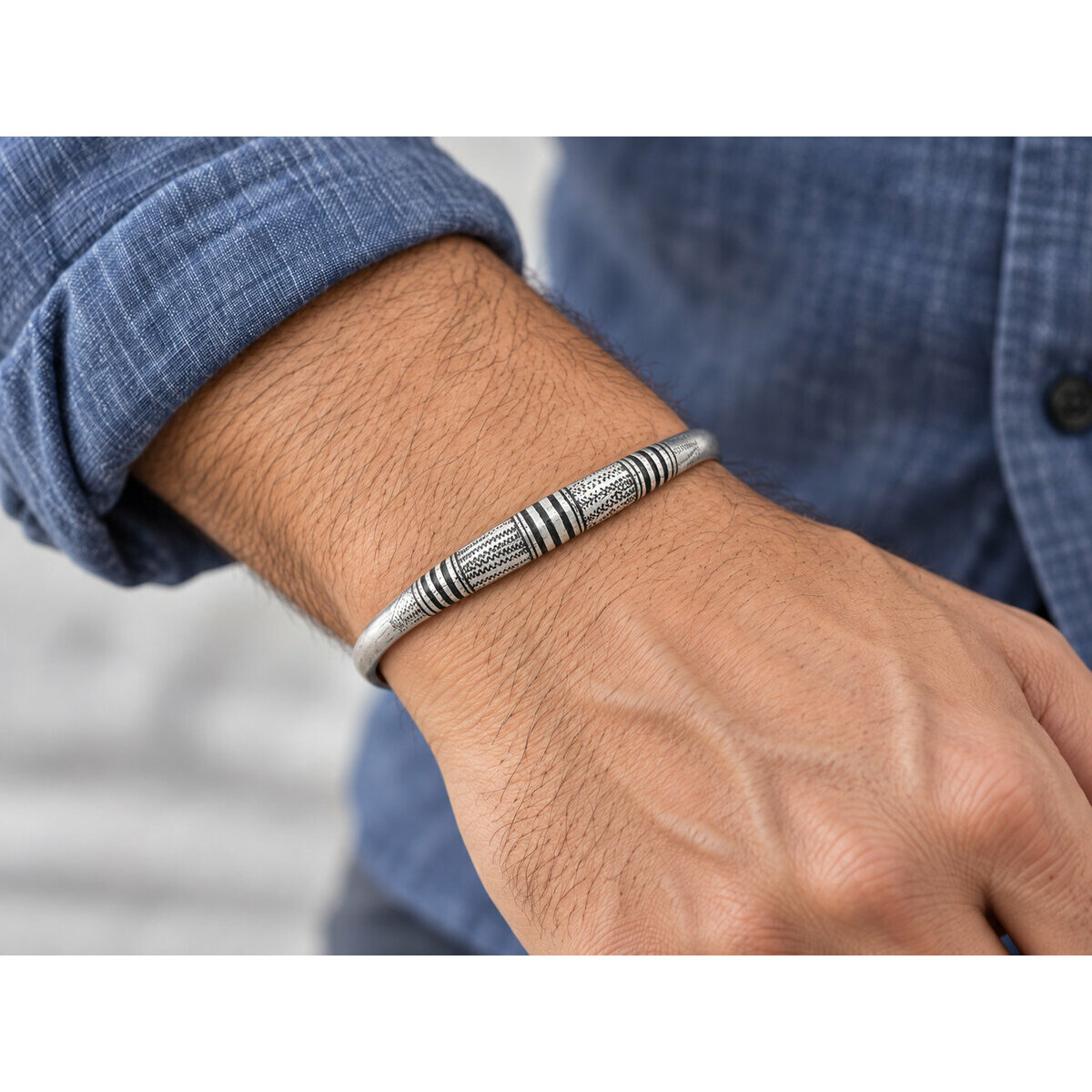 Bracelet Noir & Argent � Jonc Fin Graphique R&eacute;glable Fait Main