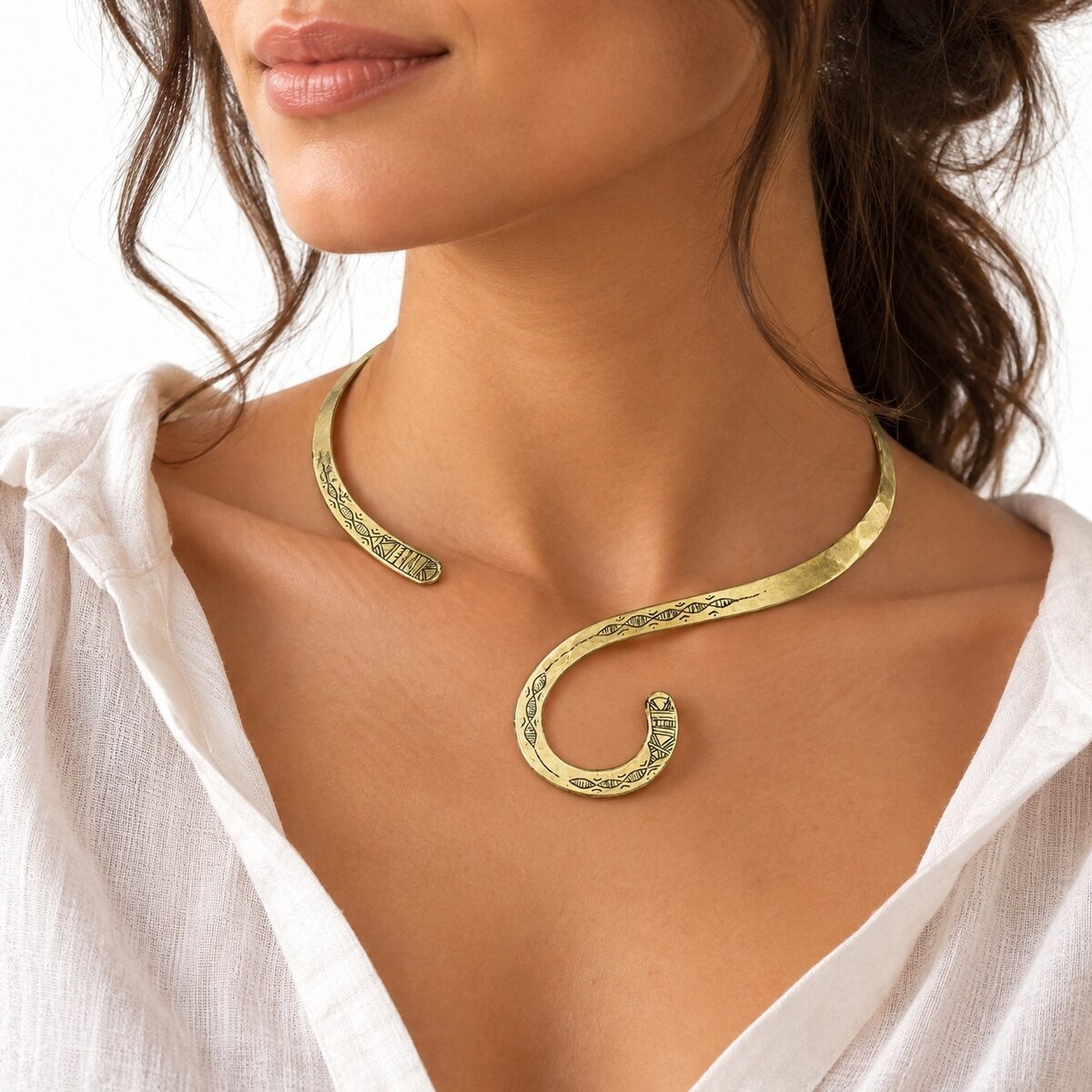 Collier torque asym&eacute;trique en laiton � Ras-du-cou grav&eacute; main