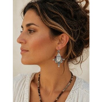 Boucles d'Oreilles Touareg Argent 925 – Bijou Nomade Fait Main Perles Rouges Boucles Touareg Argent 925 Portées – Bijou Ethnique Raffiné Femme