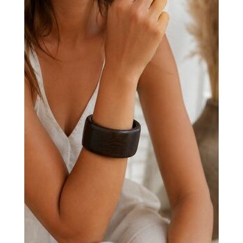 Bracelet Bandeau Ébène Massif – Jonc Bois Noir Large Fait Main Bracelet Ébène Massif Porté – Manchette Large Bois Noir Élégante