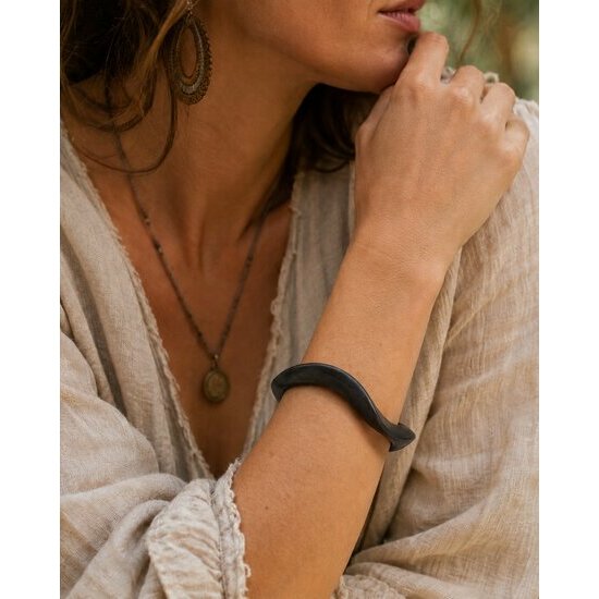 Bracelet &Eacute;b&egrave;ne Ligne Ondul&eacute;e � Jonc Bois Noir Sculpt&eacute; Main