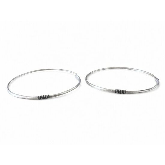 Créoles Touareg Argent 925 & Poudre d'Ébène – Boucles Artisanales Fait Main Créoles Argent et Ébène – Boucles Artisanales Ouvertes Style Nomade