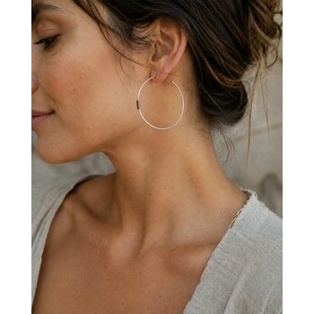 Créoles Touareg Argent 925 & Poudre d'Ébène – Boucles Artisanales Fait Main Créoles Touareg Argent 925 Portées – Boucles Fines Poudre d’Ébène