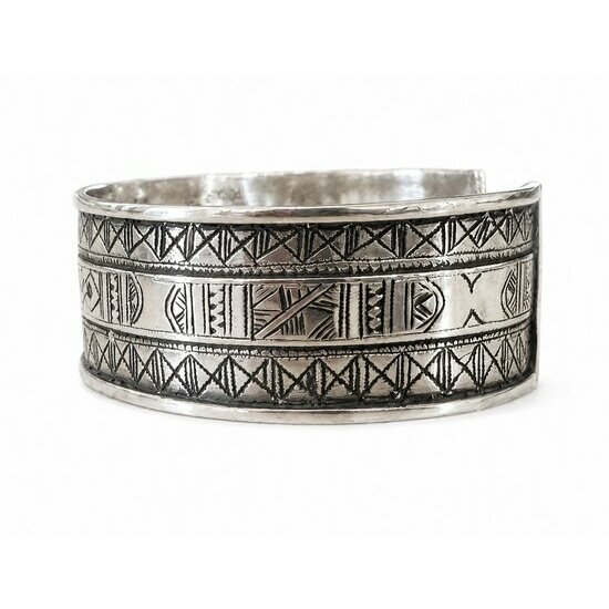 Bracelet Touareg Argent Massif 925 & Ébène – Manchette Gravée d'Exception Détail Bracelet Touareg Argent 925 – Gravures Géométriques et Bois d’Ébène