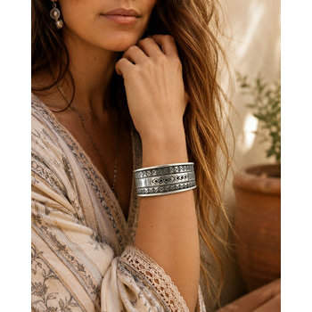 Bracelet Touareg Argent Massif 925 & Ébène – Manchette Gravée d'Exception Bracelet Touareg Argent 925 & Ébène Porté – Manchette Gravée d’Exception