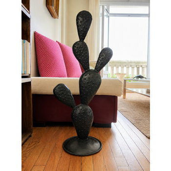 Grand cactus en m�tal recycl� noir 90 cm dans un salon contemporain