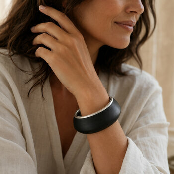 Bracelet �b�ne et Argent 925 Port� � Jonc Large Noir pour Femme
