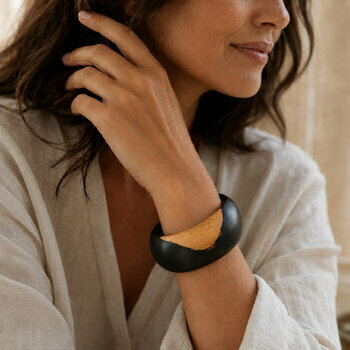 Bracelet Galet en Ébène Massif – Manchette Bicolore Bois Naturel Fait Main Bracelet Galet Ébène Bicolore Porté – Manchette Bois Naturel Femme