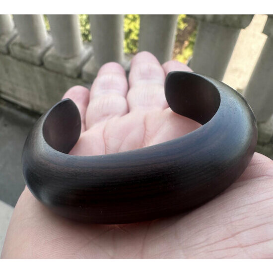 Bracelet Ouvert en Ébène Massif – Jonc Croissant Sculpté Fait Main Bracelet Bois Noir Fait Main – Détail Jonc Ouvert Ébène Sculpté