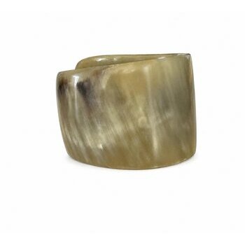 Manchette en Corne Naturelle Translucide – Bracelet Fumé Fait Main Bracelet Large en Corne de Bovidé – Manchette Artisanale aux Reflets Olive