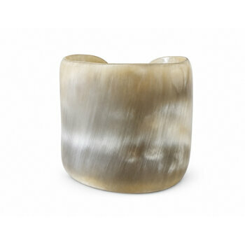 Bracelet en corne polie gris fum� � manchette ouverte artisanale vue face