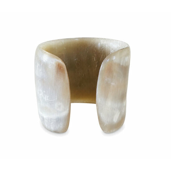 Manchette en corne naturelle pour poignet fin � ouverture et int�rieur du bracelet