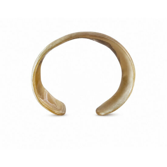Bracelet ouvert en corne � Jonc artisanal naturel vue de face