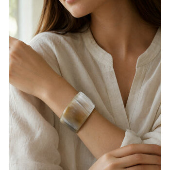Bracelet en corne naturelle port� � Manchette artisanale femme