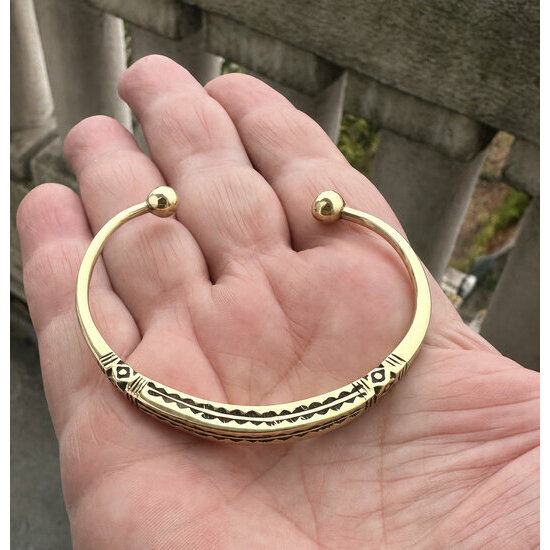 Bracelet Ouvert en Laiton Fait Main � D�tail Embouts Ronds et Gravures