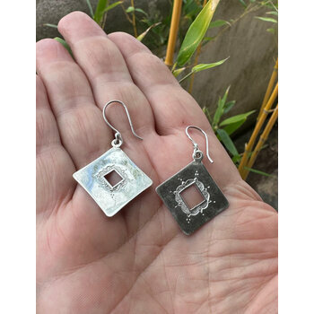Boucles d'Oreilles Carrées Argent 925 – Pendants Géométriques Faits Main Boucles Pendantes Argent 925 en Main – Carrés Ajourés Artisanaux