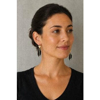 Boucles d'Oreilles Bois d'Ébène & Laiton – Pendants Feuille Faits Main Boucles d’Oreilles Bois Femme Portées – Ébène et Laiton Doré