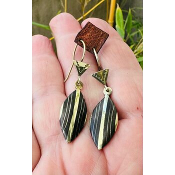 Boucles d'Oreilles Bois d'Ébène & Laiton – Pendants Feuille Faits Main Boucles d’Oreilles Bois et Laiton Fait Main – Pendants Feuille 5 cm
