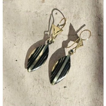 Boucles d'Oreilles Bois d'Ébène & Laiton – Pendants Feuille Faits Main Boucles Pendantes en Bois d’Ébène – Bijou Feuille Noir et Doré