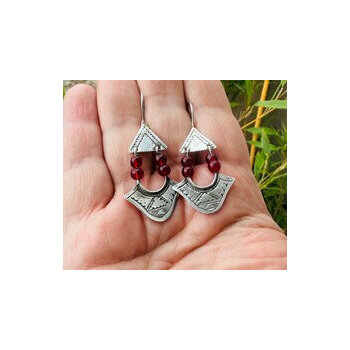 Boucles d'Oreilles Argent 925 & Perles Rouges – Pendants Gravés Main Boucles Argent et Perles Rouges – Bijou Artisanal Fait Main