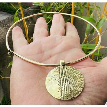 Collier Ras du Cou Doré Femme – Pendentif Rond en Laiton Fait Main Collier Statement Doré – Pendentif Rond Laiton Fait Main