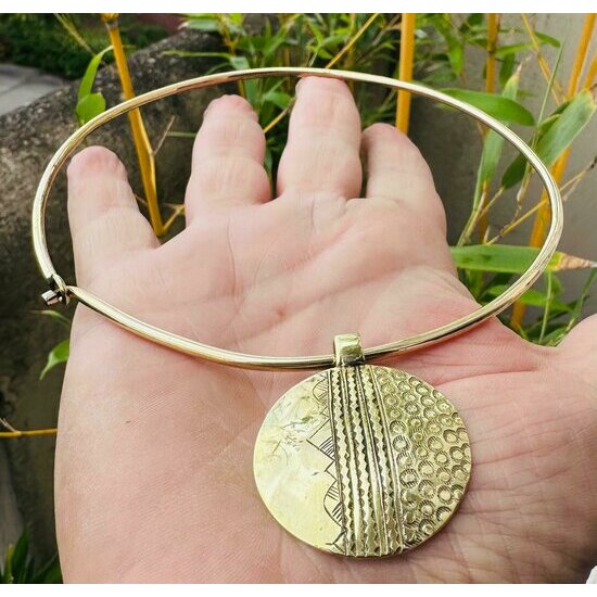 Collier Ras du Cou Doré Femme – Pendentif Rond en Laiton Fait Main Collier Statement Doré – Pendentif Rond Laiton Fait Main