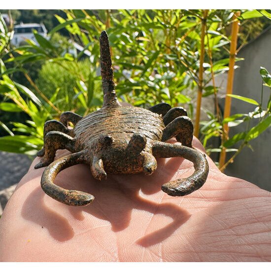 Scorpion en bronze fait main – Figurine 11 cm Figurine scorpion en bronze de 11 cm présentée dans la main