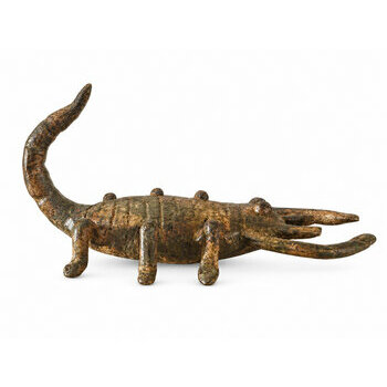 Scorpion en bronze fait main – Figurine 11 cm Scorpion en bronze artisanal vu de profil, queue relevée