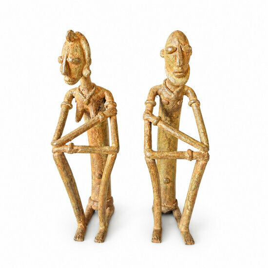 Couple Dogon en laiton � patine bronze � Deux statuettes assises vues de face