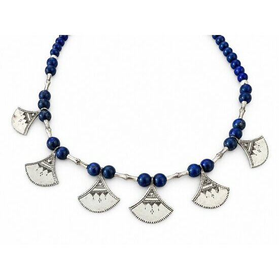 Collier Shat Shat lapis-lazuli � Six pampilles grav�es en argent 925