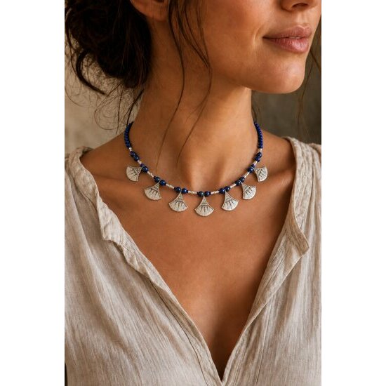 Collier court lapis-lazuli et argent 925 � Bijou bleu port� au cou