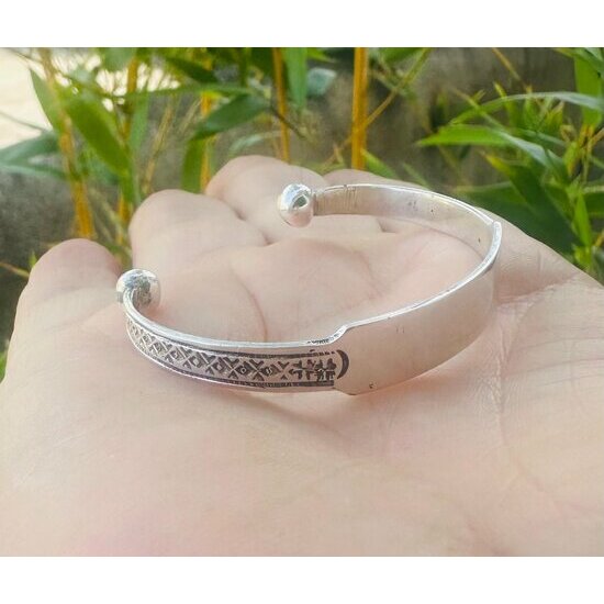 Bracelet jonc petit poignet – Alliage d'argent, motifs gravés main Cadeau enfant Bracelet en alliage d’argent gravé à la main – Détail des motifs géométriques