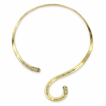 Collier torque asymétrique en laiton – Ras-du-cou gravé main Collier torque ajustable en laiton – Vue complète du modèle asymétrique