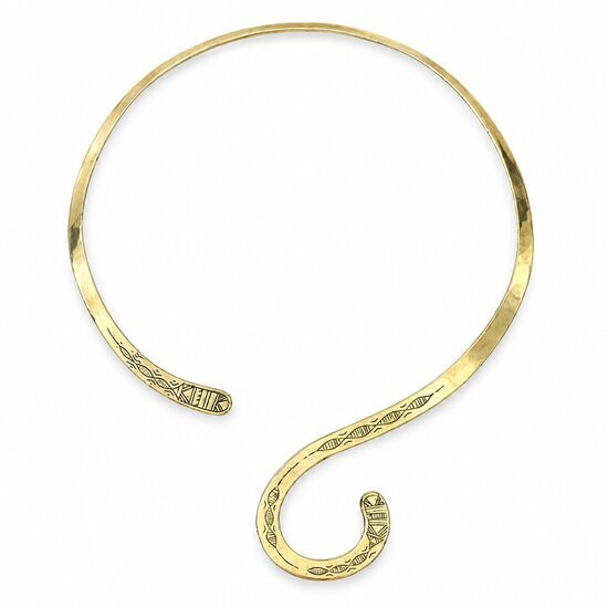 Collier torque asymétrique en laiton – Ras-du-cou gravé main Collier torque ajustable en laiton – Vue complète du modèle asymétrique