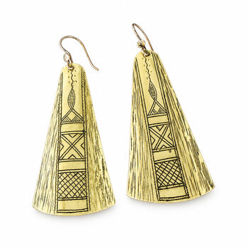 Boucles d�oreilles laiton grav� main 10 cm � Vue de face des motifs g�om�triques