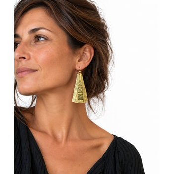 Grandes boucles d�oreilles pendantes en laiton � Port�es avec une tenue de soir�e