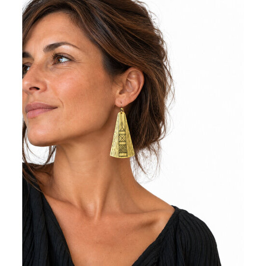 Grandes boucles d�oreilles pendantes en laiton � Port�es avec une tenue de soir�e