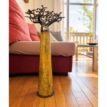 Baobab jaune en m�tal recycl� � Sculpture d�corative dans un salon