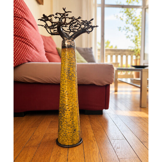 Baobab jaune en m�tal recycl� � Sculpture d�corative dans un salon