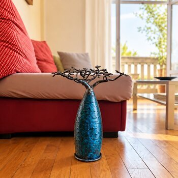 Baobab bleu en métal recyclé – Sculpture à poser 40 cm Arbre décoratif bleu en métal – Baobab artisanal dans un salon