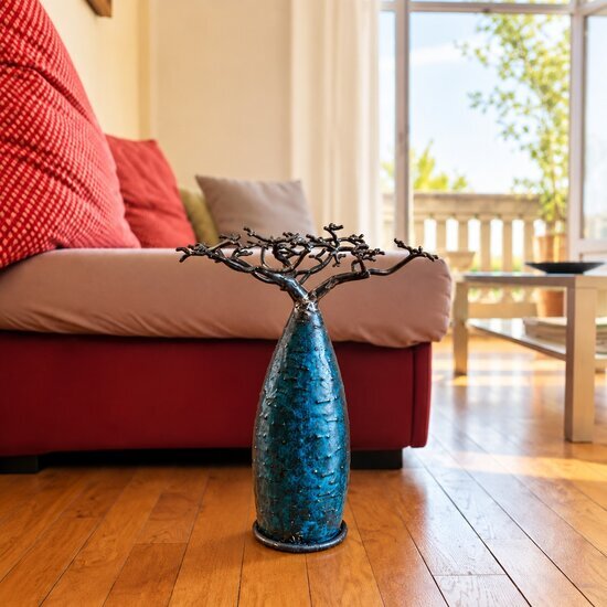 Baobab bleu en métal recyclé – Sculpture à poser 40 cm Arbre décoratif bleu en métal – Baobab artisanal dans un salon