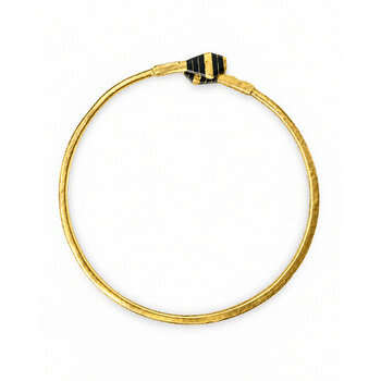 Bracelet jonc croisé laiton et ébène – Réglable, fait main Bracelet artisanal laiton et ébène – Jonc croisé vu du dessus