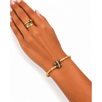 Bracelet jonc croisé laiton et ébène – Réglable, fait main Bracelet jonc croisé laiton et ébène porté avec la bague assortie