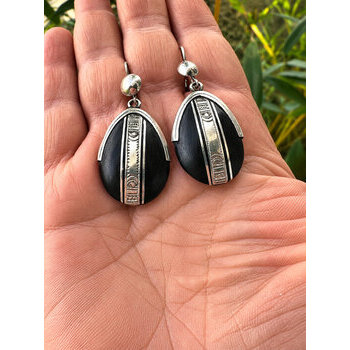 Boucles d�oreilles ovales en argent et bois noir � Pr�sent�es en main