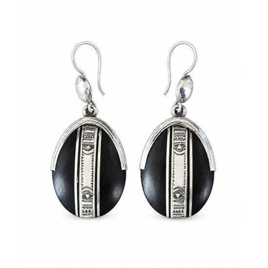Bijoux touareg en argent 925 � D�tail des motifs sur les pendants en �b�ne
