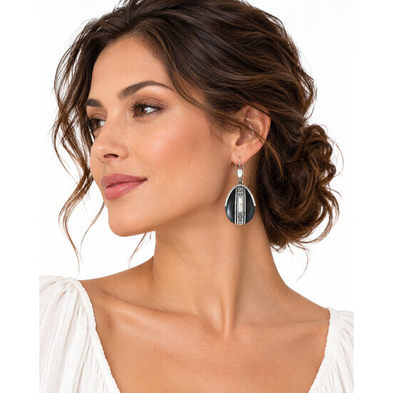 Boucles d�oreilles pendantes argent 925 et �b�ne � Port�es par une femme